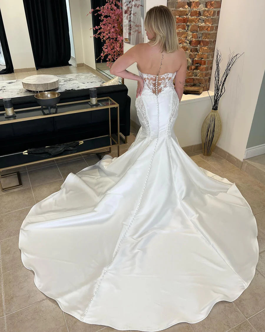 Robe de mariée longue bustier en satin et dentelle avec décolleté trompette